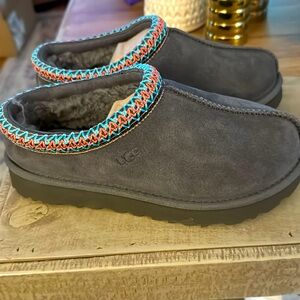 Never worn. Retired color.